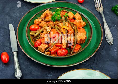 Viande mijotée avec carottes, tomates et haricots verts. Banque D'Images