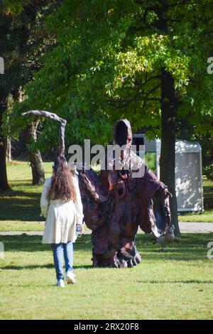 Londres, Angleterre, Royaume-Uni. 22 septembre 2023. Friend de Josh Smith, qui fait partie de Frieze Sculpture, une exposition gratuite en plein air dans Regent's Park. (Image de crédit : © Vuk Valcic/ZUMA Press Wire/Alamy Live News) USAGE ÉDITORIAL SEULEMENT! Non destiné à UN USAGE commercial ! Banque D'Images