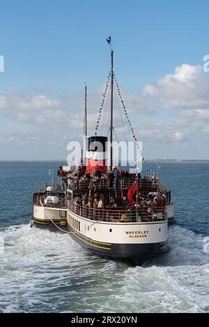 Southend Pier, Southend on Sea, Essex, Royaume-Uni. 22 septembre 2023. Lancé en 1946, le Waverley est le dernier bateau à aubes de mer au monde et est venu le long de la jetée de Southend on Sea pour emmener des passagers à bord pour une croisière de plaisance dans l'estuaire de la Tamise pour voir les forts de guerre. Le voyage est promu comme étant en célébration de Southend Pier ayant reçu le prix Pier de l'année 2023, et le quai lui-même a l'histoire de la guerre en servant comme HMS Leigh pendant la Seconde Guerre mondiale. Waverley a un programme de voyages sur la Tamise et à Londres dans les semaines à venir. Navigation au loin Banque D'Images