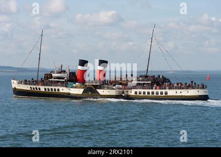 Southend Pier, Southend on Sea, Essex, Royaume-Uni. 22 septembre 2023. Lancé en 1946, le Waverley est le dernier bateau à aubes de mer au monde et est venu le long de la jetée de Southend on Sea pour emmener des passagers à bord pour une croisière de plaisance dans l'estuaire de la Tamise pour voir les forts de guerre. Le voyage est promu comme étant en célébration de Southend Pier ayant reçu le prix Pier de l'année 2023, et le quai lui-même a l'histoire de la guerre en servant comme HMS Leigh pendant la Seconde Guerre mondiale. Waverley a un programme de voyages sur la Tamise et à Londres dans les semaines à venir. Navigation au loin Banque D'Images