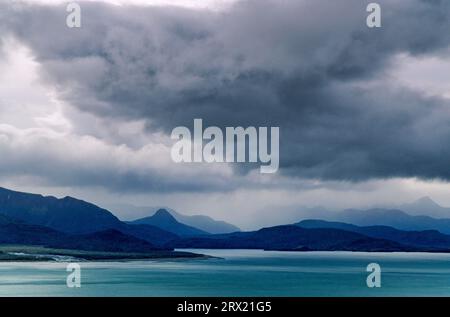 Nuages d'orage au-dessus de la baie de Kachemak, Homer, péninsule de Kenai Banque D'Images