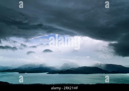 Nuages d'orage au-dessus de la baie de Kachemak, Homer, péninsule de Kenai Banque D'Images