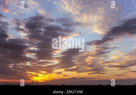 Nuages sur le ciel rouge, Syddanmark, Danemark Banque D'Images