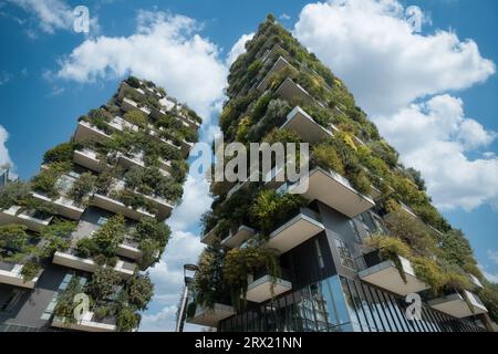 Monuments architecturaux modernes Bosco verticale (Forêt verticale) bâtiments dans le quartier Porta Nuova de Milan, Italie. Banque D'Images