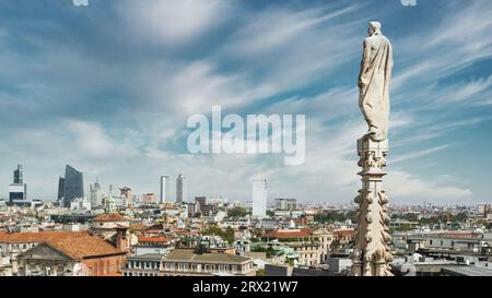Paysage urbain de Milan vu de la cathédrale Duomo à Milan, Lombardie, Italie. Banque D'Images