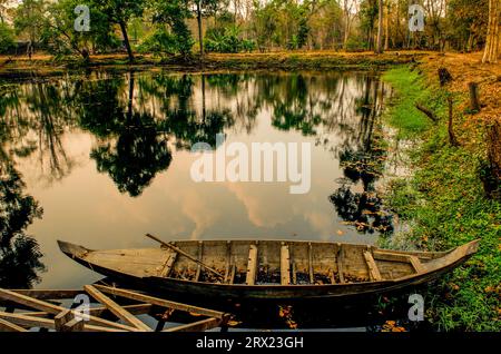 Réflexion dans les douves et vieux bateau de rangée, Prasat Krahom (Temple Rouge), Prasat Thom, Koh Ker, province de Preah Vihear, Cambodge. © Kraig Lieb Banque D'Images