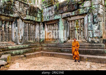 Le moine bouddhiste en face de l'ancien windows w/ piliers, Prasat Krahom (Temple Rouge), Koh Ker, province de Preah Vihear, le Cambodge. © Kraig Lieb Banque D'Images