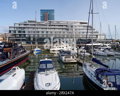 Ocean Village Marina avec bateaux et bâtiments Banque D'Images