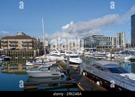 Ocean Village Marina avec bateaux et bâtiments Banque D'Images