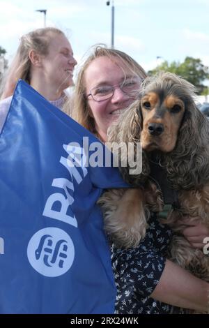 Bristol, Royaume-Uni. 22 septembre 2023. Willow l'Espagnol apporte son soutien. Les médecins juniors poursuivent leur grève dans le cadre de leur différend salarial. Soutenue par la BMA et la HCSA, la réclamation salariale vise à rétablir le revenu perdu par des années de hausses salariales inférieures à l'inflation. Sur la photo, des médecins à l'extérieur de l'hôpital Bristol Southmead. Crédit : JMF News/Alamy Live News Banque D'Images