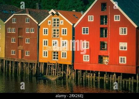Maisons traditionnelles en bois colorées construites sur l'eau à Trondheim en Norvège Banque D'Images
