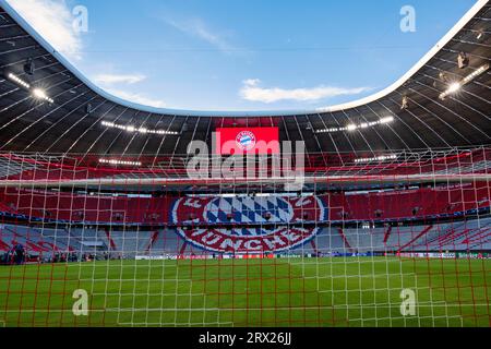 Filet de but, tableau de bord, logo, FC Bayern, tribune, Ligue des champions, Allianz Arena, Munich, Bavière, Allemagne Banque D'Images