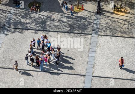 Un groupe d’élèves écoutent un professeur et un guide touristique sur la place Georges Pompidou à l’extérieur du Centre Pompidou à Paris, France Banque D'Images