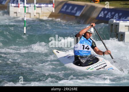 Waltham Cross, Royaume-Uni. 22 septembre 2023. Les Championnats du monde 2023 de slalom en canoë de l’ICF se déroulent au Lee Valley White Water Centre. Ana Satila, du Brésil, se rend en finale en tant que leader général de la finale C1 féminine. Crédit : Eastern Views/Alamy Live News Banque D'Images