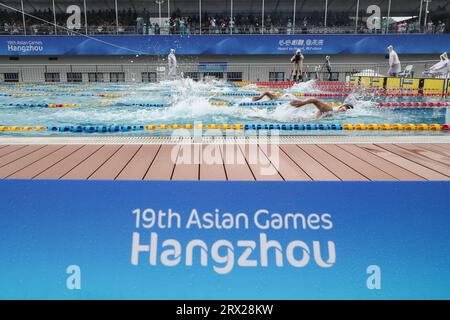 Hangzhou, province chinoise du Zhejiang. 22 septembre 2023. Les joueurs s'affrontent lors de la natation masculine du pentathlon moderne aux 19e Jeux asiatiques à Hangzhou, dans la province du Zhejiang, dans l'est de la Chine, le 22 septembre 2023. Crédit : Shan Yuqi/Xinhua/Alamy Live News Banque D'Images