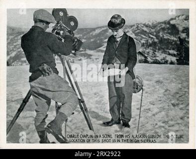 Le directeur de la photographie ROLAND TOTHEROH et CHARLIE CHAPLIN sur le lieu de tournage candides lors du tournage DU DISQUE DORÉ (sorti en 1925) de MAKING THE MOVIES 15 Views / souvenir Pictures produit pour Bardell Pictures comme Set No.21 publié pour Pacific Novelty Co. San Francisco-Seattle-Los Angeles en 1924 Banque D'Images