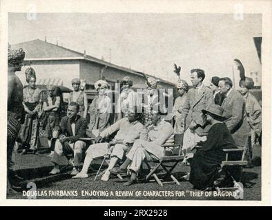 Le costumier MITCHELL LEISEN DOUGLAS FAIRBANKS Sr. Et le réalisateur RAOUL WALSH sur le plateau vérifiant franchement les joueurs de personnages et leurs costumes pendant le tournage DU VOLEUR DE BAGDAD (sorti en 1924) de FAIRE LES FILMS 15 vues / souvenir Pictures produit pour Bardell Pictures comme le plateau No.21 publié pour Pacific Novelty Co.. San Francisco-Seattle-Los Angeles en 1924 Banque D'Images