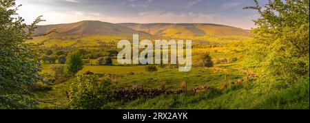 Vue du paysage vers le village d'Edale au printemps, Derbyshire Dales, Peak District National Park, Derbyshire, Angleterre, Royaume-Uni, Europe Banque D'Images