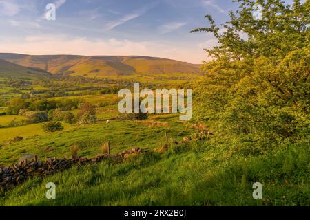 Vue du paysage vers le village d'Edale au printemps, Derbyshire Dales, Peak District National Park, Derbyshire, Angleterre, Royaume-Uni, Europe Banque D'Images