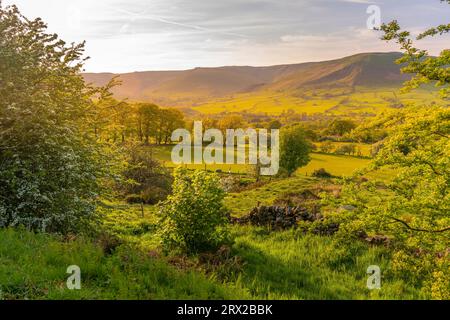 Vue du paysage vers le village d'Edale au printemps, Peak District National Park, Derbyshire, Angleterre, Royaume-Uni, Europe Banque D'Images