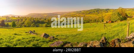 Vue du paysage vers le village de Hathersage au printemps, parc national de Peak District, Derbyshire, Angleterre, Royaume-Uni, Europe Banque D'Images