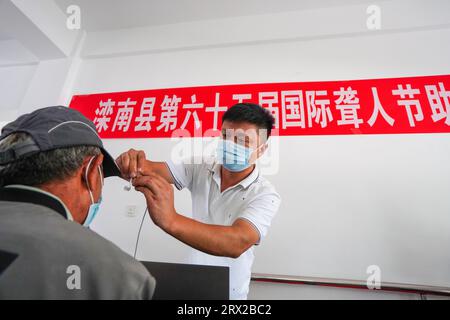 Comté de Luannan, Chine - 15 septembre 2022 : le personnel débogue des aides auditives pour les handicapés, Chine du Nord Banque D'Images