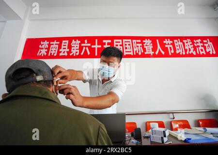 Comté de Luannan, Chine - 15 septembre 2022 : le personnel débogue des aides auditives pour les handicapés, Chine du Nord Banque D'Images