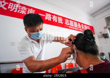 Comté de Luannan, Chine - 15 septembre 2022 : le personnel débogue des aides auditives pour les handicapés, Chine du Nord Banque D'Images