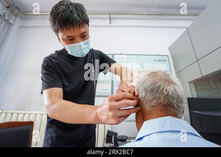 Comté de Luannan, Chine - 15 septembre 2022 : le personnel débogue des aides auditives pour les handicapés, Chine du Nord Banque D'Images