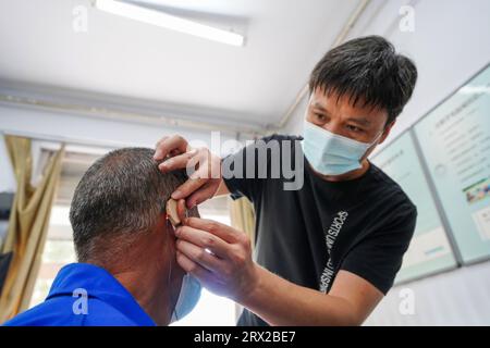 Comté de Luannan, Chine - 15 septembre 2022 : le personnel débogue des aides auditives pour les handicapés, Chine du Nord Banque D'Images