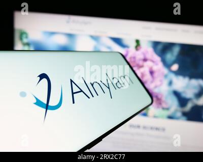 Téléphone mobile avec logo de la société américaine Alnylam Pharmaceuticals Inc. Sur l'écran devant le site Web. Concentrez-vous sur le centre gauche de l'écran du téléphone. Banque D'Images