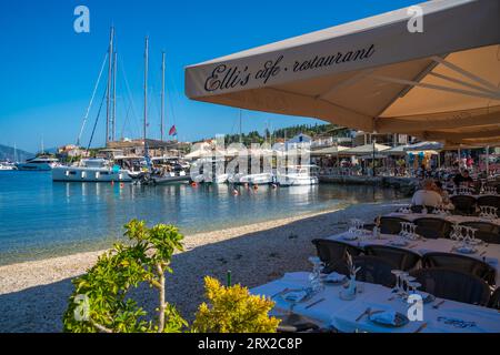 Vue des cafés et restaurants dans le port de Fiscardo, Fiscardo, Céphalonie, îles Ioniennes, îles grecques, Grèce, Europe Banque D'Images