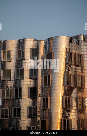 Gehry Bauten, architecte Zaha Hadid, Medienhafen, Dusseldorf, Rhénanie du Nord-Westphalie, Allemagne, Europe Banque D'Images