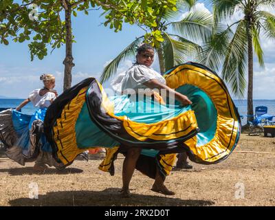 Un groupe de jeunes danseuses costaricaines en tenue traditionnelle se produit à Playa Blanca, El Golfito, Costa Rica, Amérique centrale Banque D'Images
