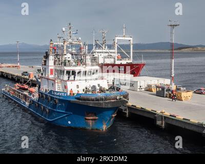 Une vue du quai commercial à Ushuaia dans le canal de Beagle, Ushuaia, Tierra del Fuego, Argentine, Amérique du Sud Banque D'Images