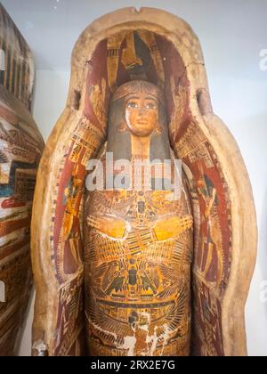 Vue des restes d'un ancien sarcophage égyptien exposé au Musée égyptien, le Caire, Egypte, Afrique du Nord, Afrique Banque D'Images