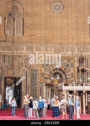 Touristes à la Mosquée du Sultan Hassan, construite entre 1356 et 1363 pendant la période Bahri Mamelouk, le Caire, Egypte, Afrique du Nord, Afrique Banque D'Images