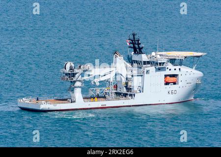 Portland, Dorset, Royaume-Uni. 22 septembre 2023. Le RFA Proteus navigue dans le port de Portland dans le Dorset après l'achèvement des travaux de conversion. Cet ancien navire commercial construit en 2017, a été acheté en janvier 2023 pour 70 millions de livres sterling et est le premier navire britannique Multi-Role Ocean surveillance (MROS). Il a été acheté en réponse aux menaces croissantes qui pèsent sur les infrastructures sous-marines critiques. Elle sera officiellement nommée lors d'une cérémonie qui se tiendra à Londres en octobre. Crédit photo : Graham Hunt/Alamy Live News Banque D'Images