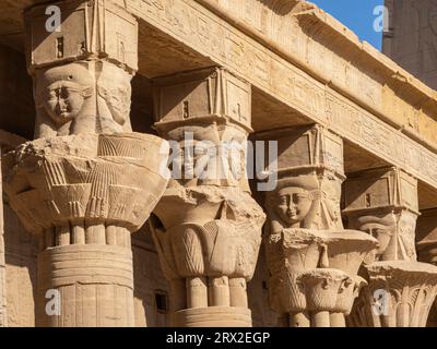 Colonnes du complexe du temple Philae, le temple d'Isis, actuellement sur l'île d'Agilkia, site du patrimoine mondial de l'UNESCO, Egypte, Afrique du Nord, Afrique Banque D'Images