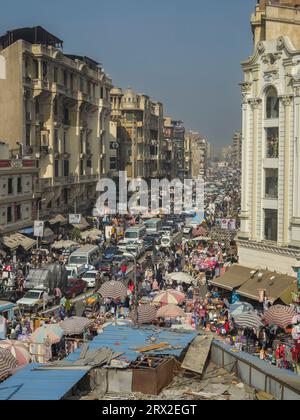 Le bazar Khan el Khalili, un labyrinthe de rues avec des milliers de vendeurs vendant leurs marchandises, le Caire, l'Egypte, l'Afrique du Nord, l'Afrique Banque D'Images