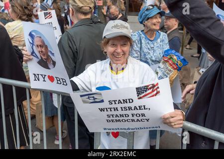 New York, New York, États-Unis. 21 septembre 2023. (NOUVEAU) les expatriés israéliens et les juifs américains protestent lors de la visite du Premier ministre Netanyahu aux Nations Unies. 21 septembre 2023, New York, New York, États-Unis : une femme détient "NY [Love] BB" et "Stand with Israel, Stand for Democracy" signe dans une manifestation pro-Netanyahu en face de l'hôtel du Premier ministre Benjamin Netanyahu, le Lowe Regency sur Park Avenue le 21 septembre 2023 à New York. Deux contre-manifestations ont eu lieu en face de l'hôtel du Premier ministre Netanyahu, le Lowe Regency sur Park Avenue, avant son discours de vendredi Mornin Banque D'Images