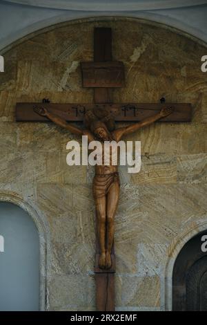 Géorgie, Tbilissi - 01.09.2023. Une croix en bois avec le Dieu crucifié Jésus-Christ sur le territoire du complexe cathédrale Tsminda Sameba Sainte Trinit Banque D'Images