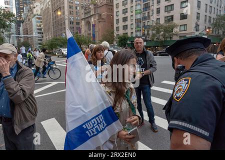 New York, New York, États-Unis. 21 septembre 2023. (NOUVEAU) les expatriés israéliens et les juifs américains protestent lors de la visite du Premier ministre Netanyahu aux Nations Unies. 21 septembre 2023, New York, New York, USA: un membre des scouts israéliens tenant un drapeau israélien s'adresse à un officier de police de la police du NYPD lors d'une opposition à la protestation de réforme judiciaire en face de l'hôtel du Premier ministre Benjamin Netanyahu, le Lowe Regency sur Park Avenue le 21 septembre 2023 à New York. Deux contre-manifestations ont eu lieu en face de l'hôtel du Premier ministre Netanyahu, le Lowe Regency sur Park Avenue, avant son discours sur Frid Banque D'Images