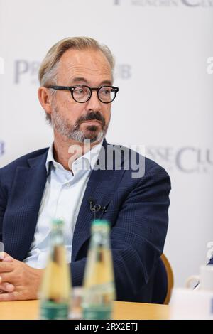 Munich, Allemagne. 22 septembre 2023. Kolumnist Jan Fleischhauer ( Focus ) BEI der Diskussion mit dem Thema Verdachtsberichterstattung : was darf der Journalismus, was nicht - und was muss er? AM 22.9.2023 im Pressolib à München. -- chroniqueur Jan Fleischhauer ( Focus ) à la discussion avec le sujet suspicion reportage : qu'est-ce que le journalisme est autorisé à faire, qu'est-ce que pas - et que doit-il faire? Le 22.9.2023 à Munich, Allemagne. (Photo Alexander Pohl/Sipa USA) crédit : SIPA USA/Alamy Live News Banque D'Images
