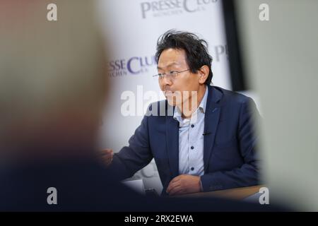 Munich, Allemagne. 22 septembre 2023. RA Chan-JO Jun BEI der Diskussion mit dem Thema Verdachtsberichterstattung : was darf der Journalismus, was nicht - und was muss er? AM 22.9.2023 im Pressolib à München. -- avocat Chan-JO Jun à la discussion avec le sujet suspicion reportage : Qu'est-ce que le journalisme est autorisé à faire, qu'est-ce que pas - et que doit-il faire? Le 22.9.2023 à Munich, Allemagne. (Photo Alexander Pohl/Sipa USA) crédit : SIPA USA/Alamy Live News Banque D'Images