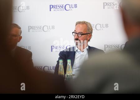 Munich, Allemagne. 22 septembre 2023. Kolumnist Jan Fleischhauer ( Focus ) BEI der Diskussion mit dem Thema Verdachtsberichterstattung : was darf der Journalismus, was nicht - und was muss er? AM 22.9.2023 im Pressolib à München. -- chroniqueur Jan Fleischhauer ( Focus ) à la discussion avec le sujet suspicion reportage : qu'est-ce que le journalisme est autorisé à faire, qu'est-ce que pas - et que doit-il faire? Le 22.9.2023 à Munich, Allemagne. (Photo Alexander Pohl/Sipa USA) crédit : SIPA USA/Alamy Live News Banque D'Images