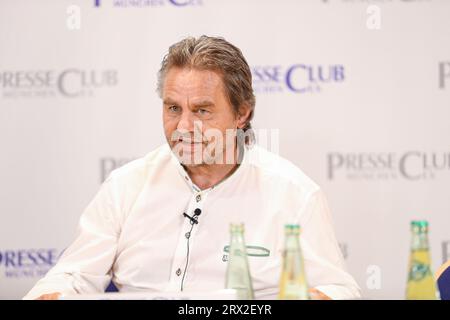 Munich, Allemagne. 22 septembre 2023. Bunte Redakteur Manfred Otzelberger BEI der Diskussion mit dem Thema Verdachtsberichterstattung : was darf der Journalismus, was nicht - und was muss er? AM 22.9.2023 im Pressolib à München. -- le rédacteur en chef de Bunte Manfred Otzelberger à la discussion avec le sujet suspicion reportage : Qu'est-ce que le journalisme est autorisé à faire, qu'est-ce que pas - et que doit-il faire? Le 22.9.2023 à Munich, Allemagne. (Photo Alexander Pohl/Sipa USA) crédit : SIPA USA/Alamy Live News Banque D'Images