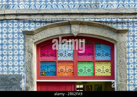 Arche de porte entourée de carreaux Azulejos portugais et de fenêtres avec des motifs de dentelle, Gaia, Porto, Portugal. Banque D'Images