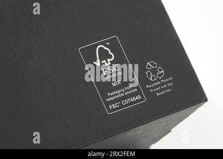 FSC - Forest Stewardship Council - logotype sur emballage en carton. recyclable à 100 %. Imprimé avec des encres à base de soja. Gros plan photo . Copenhague, de Banque D'Images