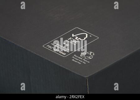 FSC - Forest Stewardship Council - logotype sur emballage en carton. recyclable à 100 %. Imprimé avec des encres à base de soja. Gros plan photo . Copenhague, de Banque D'Images